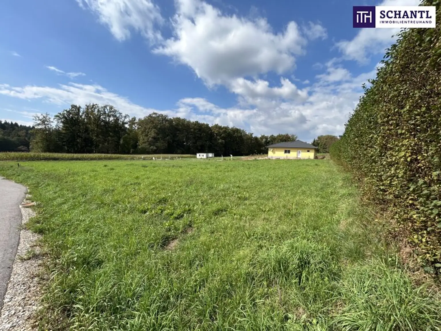 FABELHAFTES Grundstück! VOLLERSCHLOSSENES und FLACHES BAUGRUNDSTÜCK! TOP Anbindung! IDYLLISCHE Umgebung!