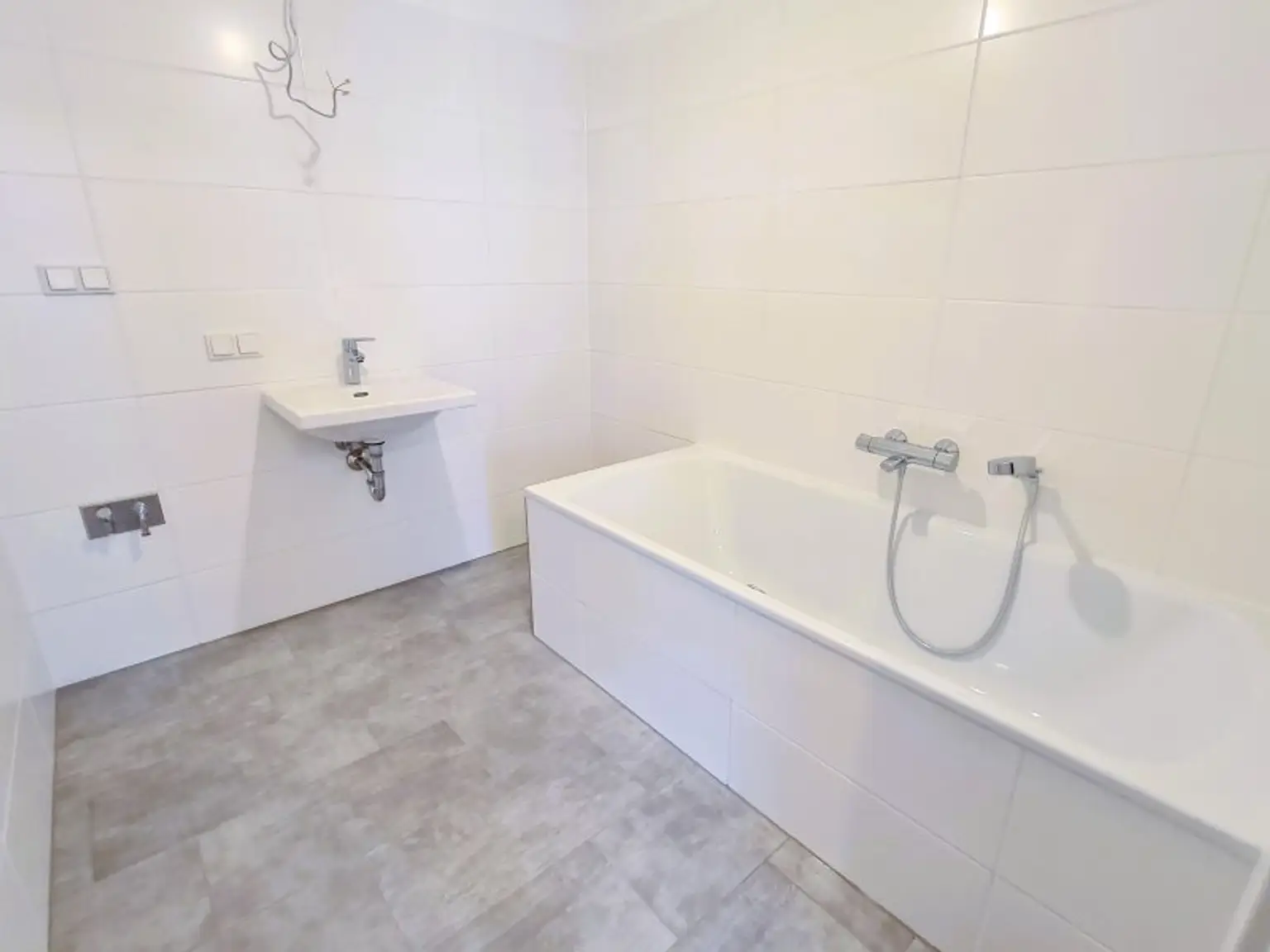 Großzügige 2 Zimmerdachgeschosswohnung + Terrasse in absoluter Ruhelage! Tolle Lage - U1 Kagranerplatz! Nähe Alte Donau&Donauzentrum!