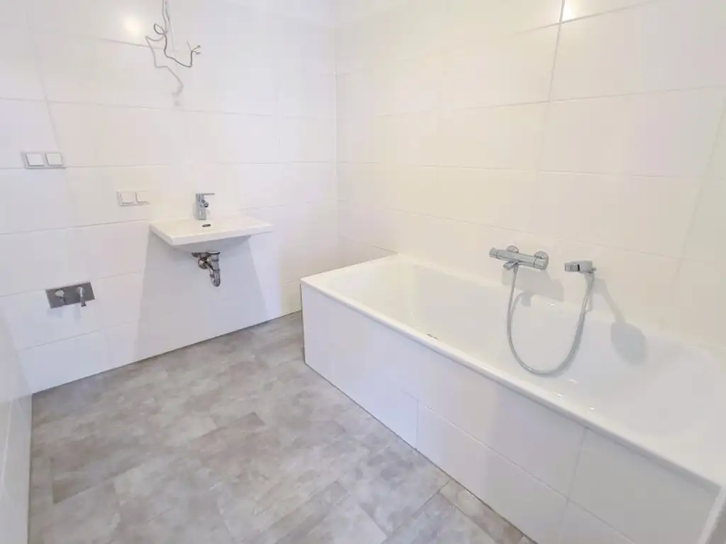 Großzügige 2 Zimmerdachgeschosswohnung + Terrasse in absoluter Ruhelage! Tolle Lage - U1 Kagranerplatz! Nähe Alte Donau&Donauzentrum!