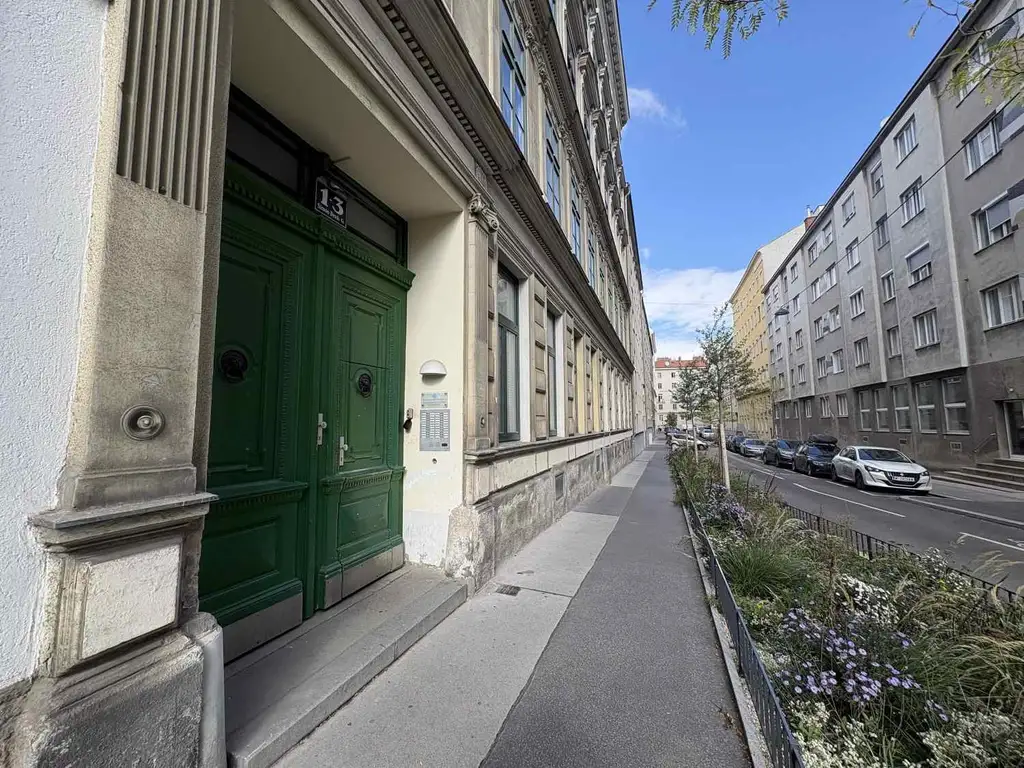 Top Lage und Anbindung  - 
Unbefristet vermietete 4-Zimmer-Wohnung