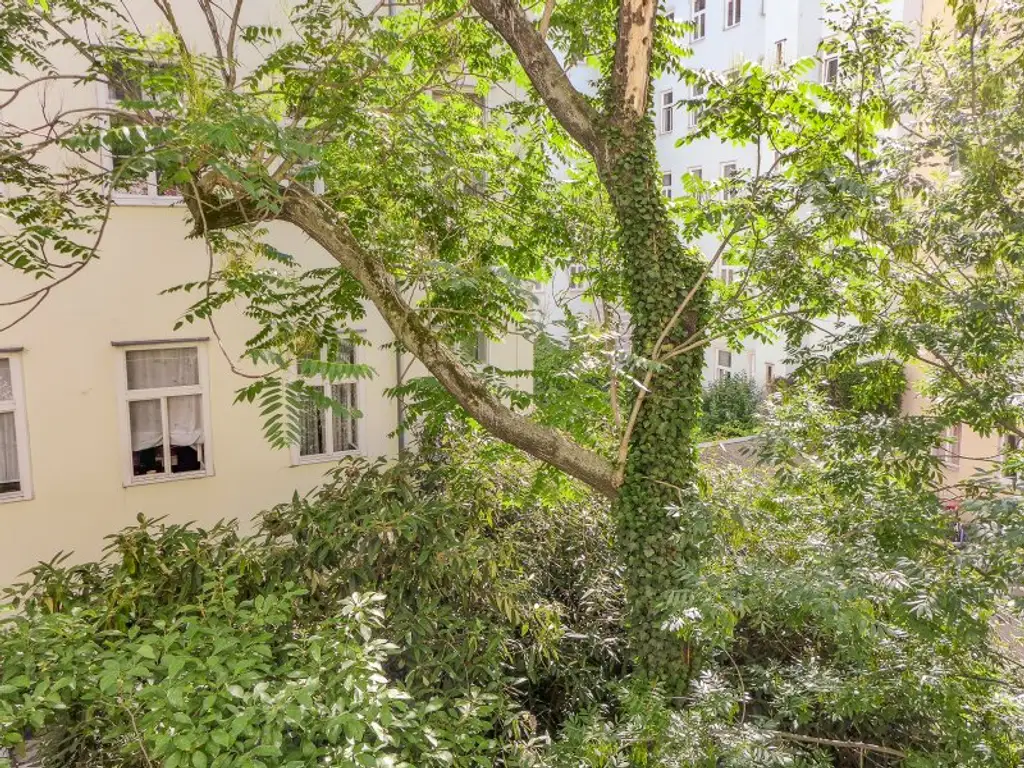 Zeitlose Eleganz im Stilaltbau - hochwertig sanierte 2 Zimmer-Wohnung in Hofruhelage