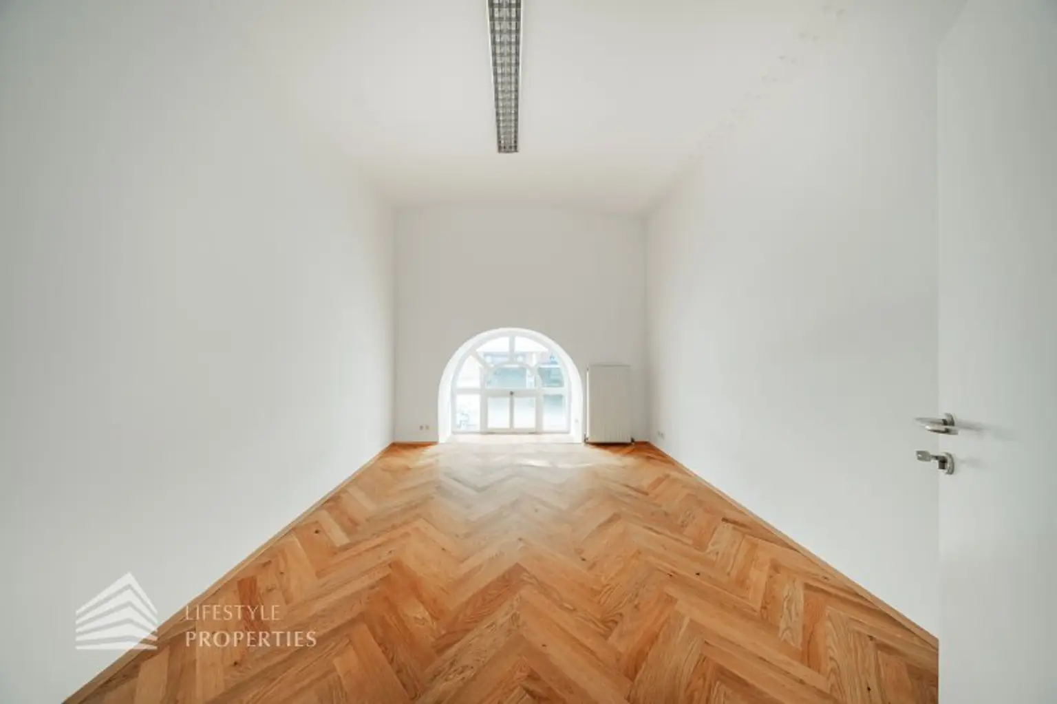 Geräumiges 5-Zimmer Altbau Büro in Toplage
