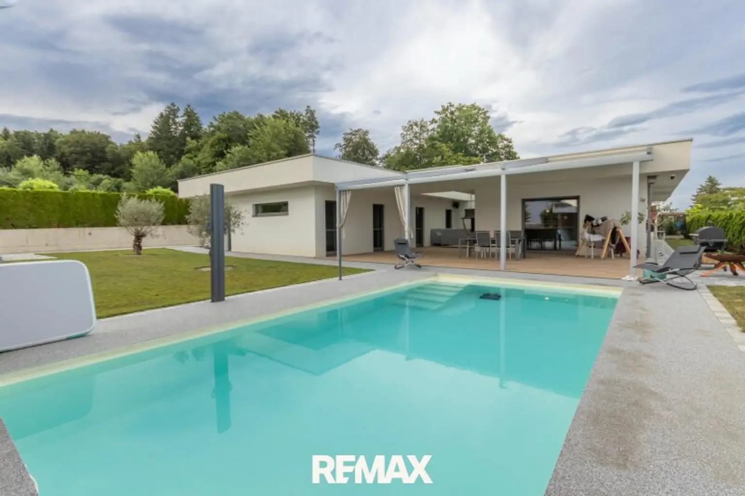 Terrasse und Pool