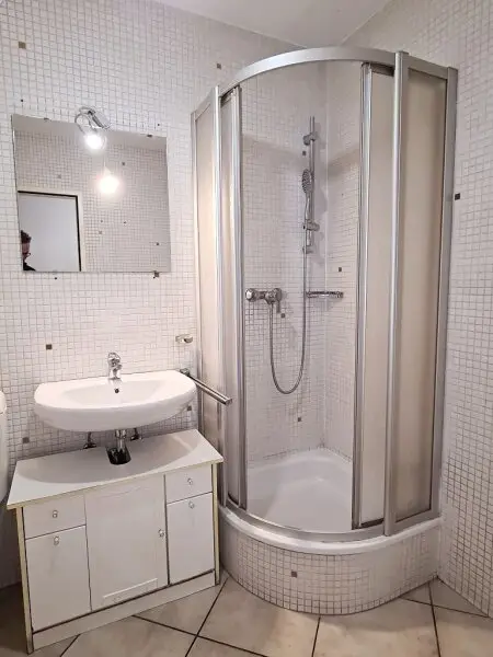 BUCHENGASSE, U1-NÄHE, 57 m2 Neubau mit 10 m2 Terrasse, 2 Zimmer, Komplettküche, Wannenbad, Parketten, 1. Liftstock