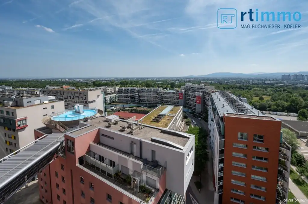 Himmelblau überall, 104m² mit über 23m² Freifläche auf 3,5 Zimmern. Atemberaubender Ausblick soweit das Auge reicht!