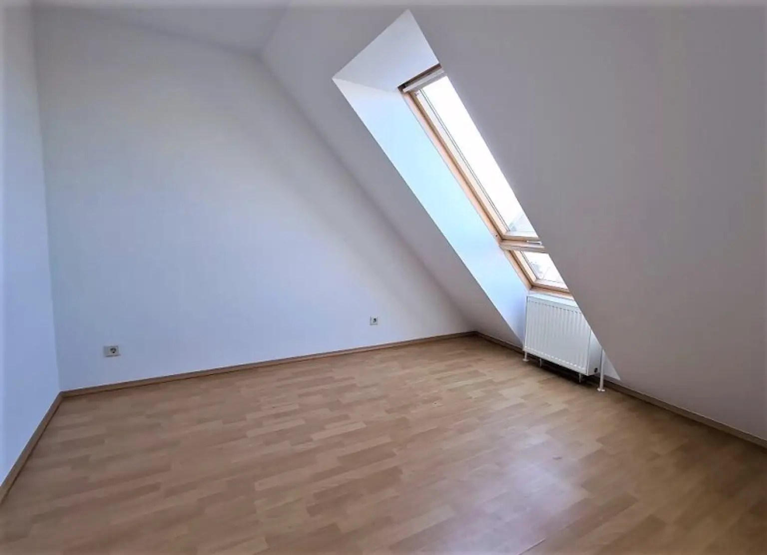 TERRASSENHIT, DACHGESCHOSS, 81 m2 Maisonette mit 12 m2 Terrasse, 3 Zimmer, Küche, Galerie, Wannenbad, Augarten-Nähe