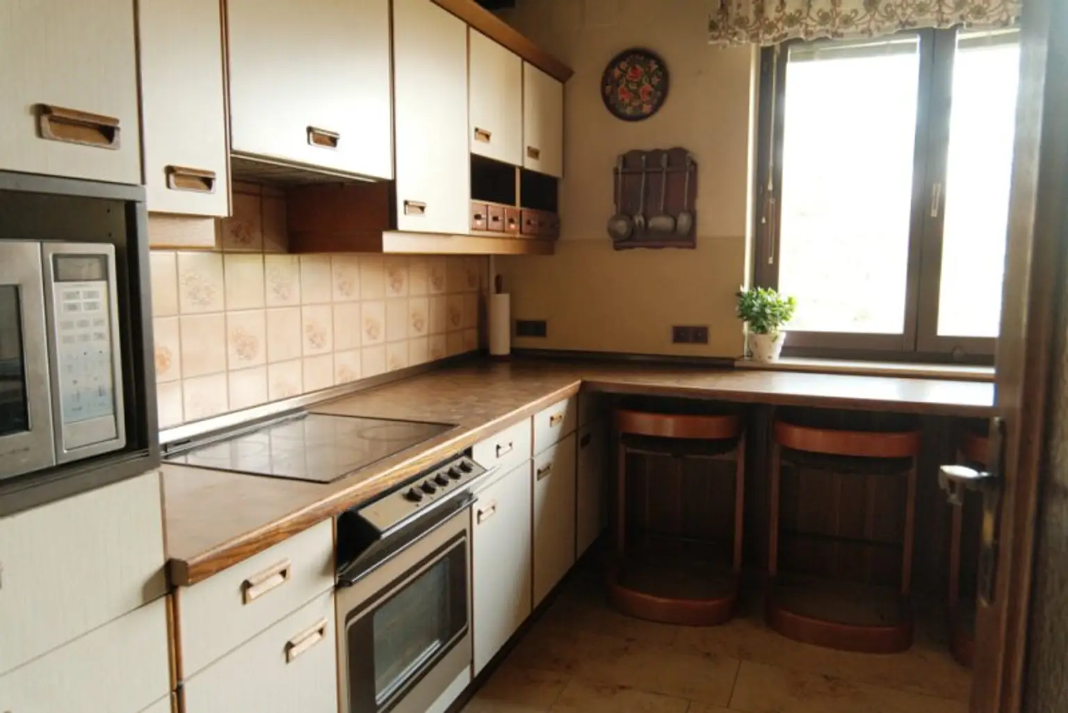 Zistersdorf: A5 - Nähe: großzügiges Wohnhaus ( 2 Wohneinheiten ) mit traumhaften Garten, Garage und Werkstatt