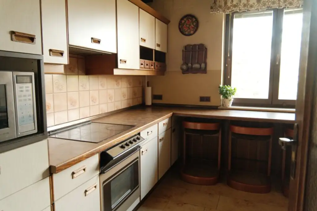 Zistersdorf: A5 - Nähe: großzügiges Wohnhaus ( 2 Wohneinheiten ) mit traumhaften Garten, Garage und Werkstatt