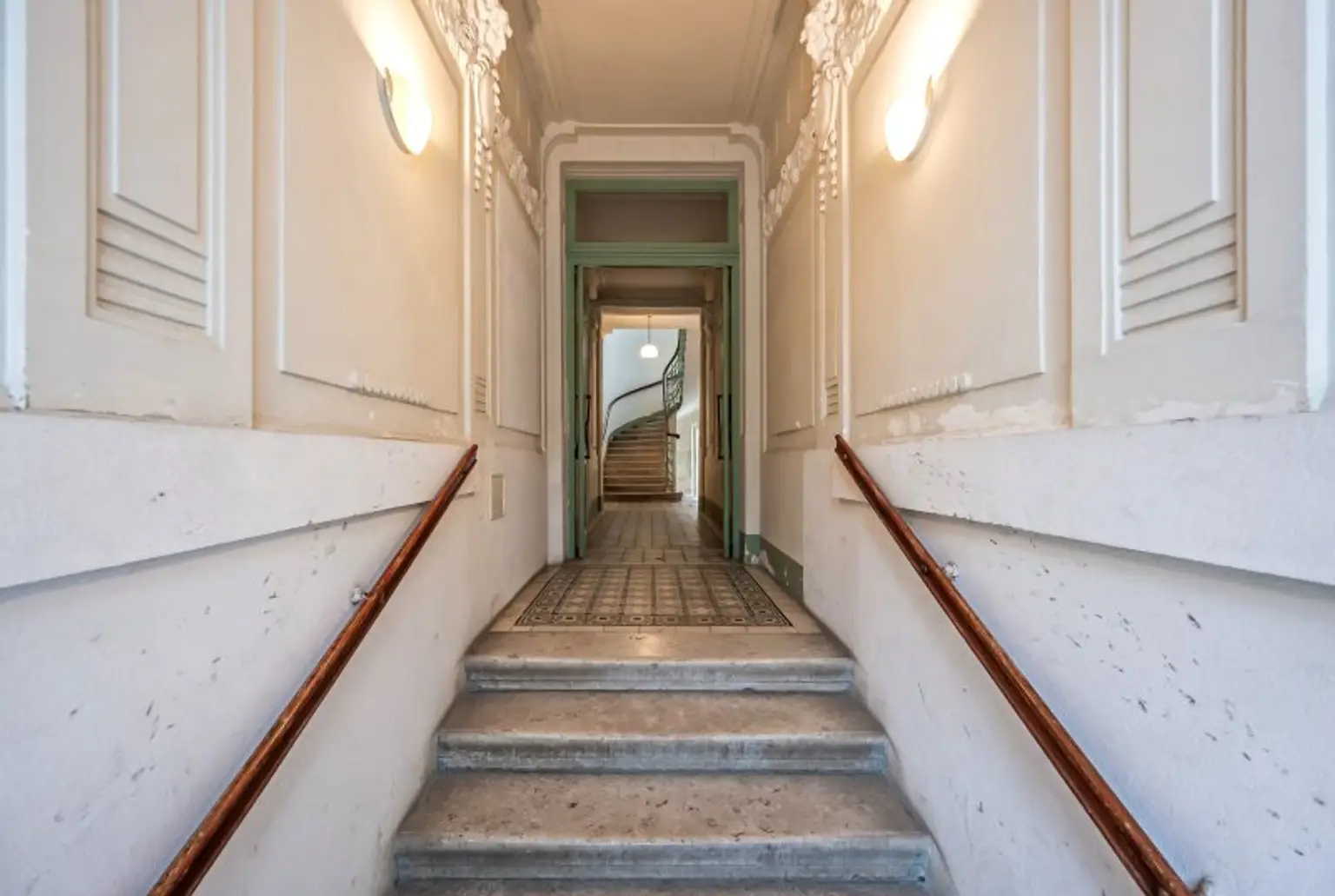 ++RG71++ Altbaujuwel zum Sanieren – 2,5-Zimmer Wohnung mit guter Raumaufteilung