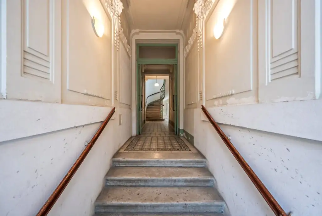 ++RG71++ Altbaujuwel zum Sanieren – 2,5-Zimmer Wohnung mit guter Raumaufteilung