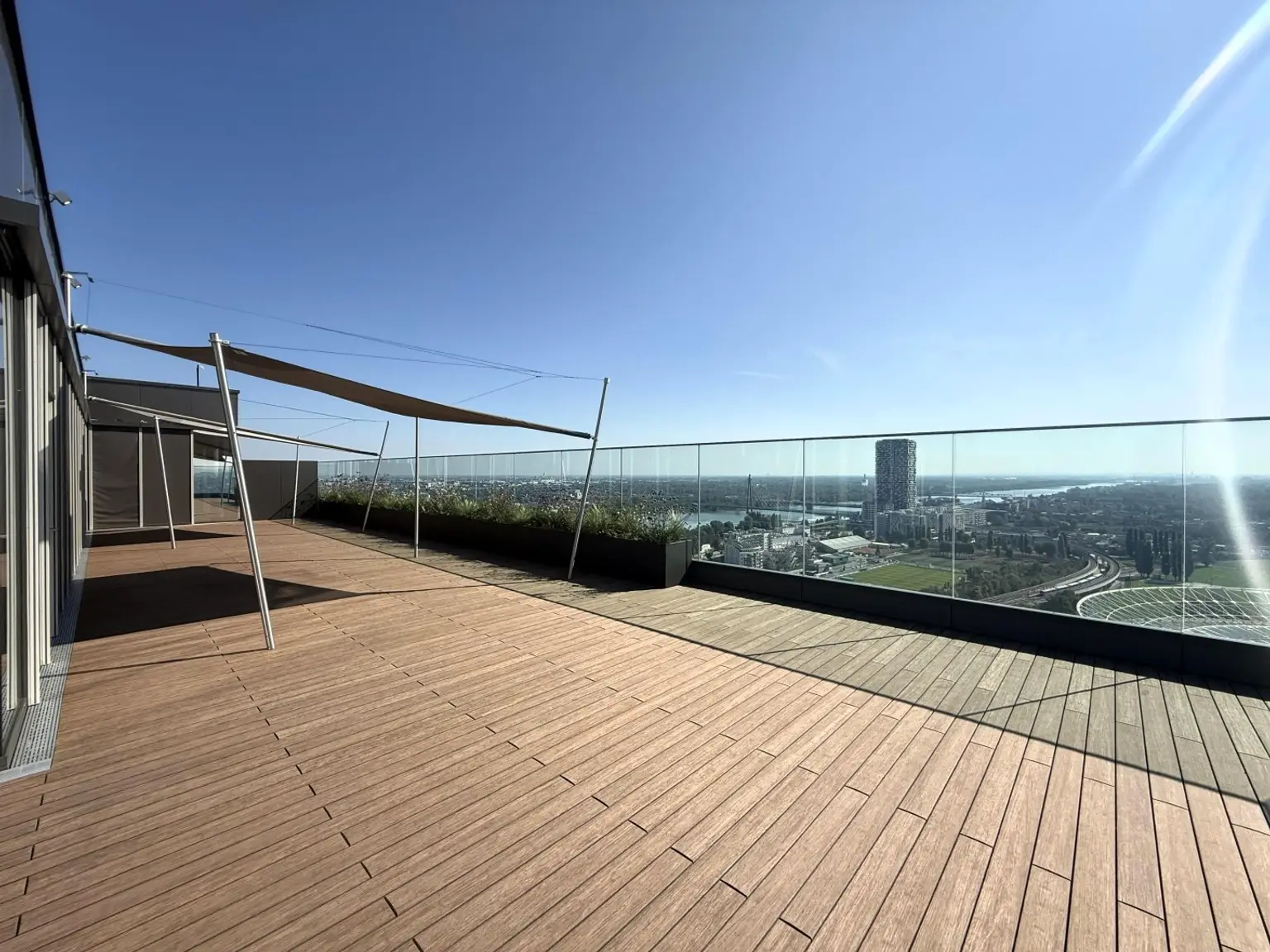 Kleine Perle im ultramodernen Wohnhaus mit Pool am Dach zu mieten // Small gem in an ultra-modern apartm. building with pool on the roof for rent //