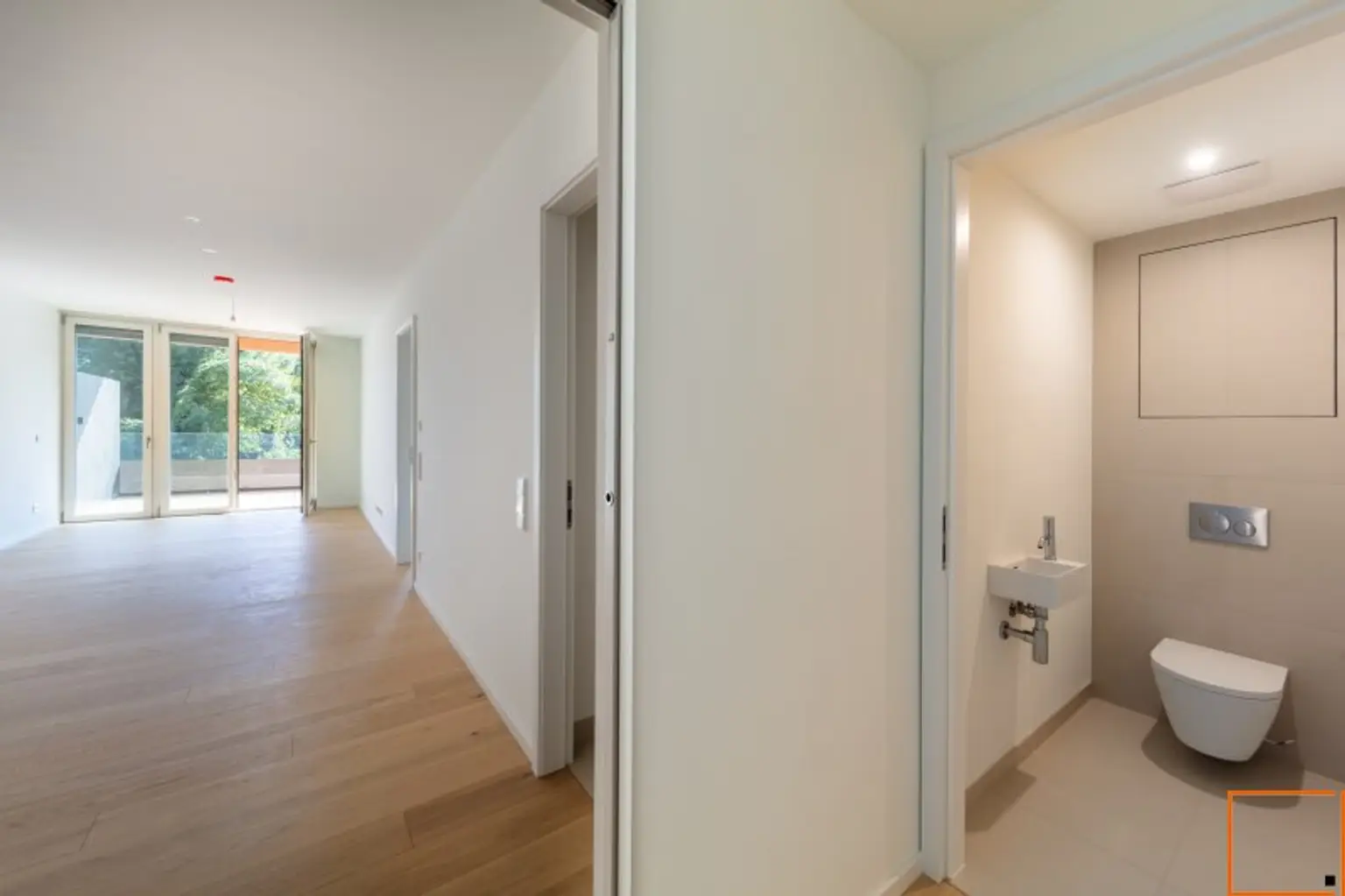 Grünblick_Top18_Wohnzimmer_Terrasse_WC