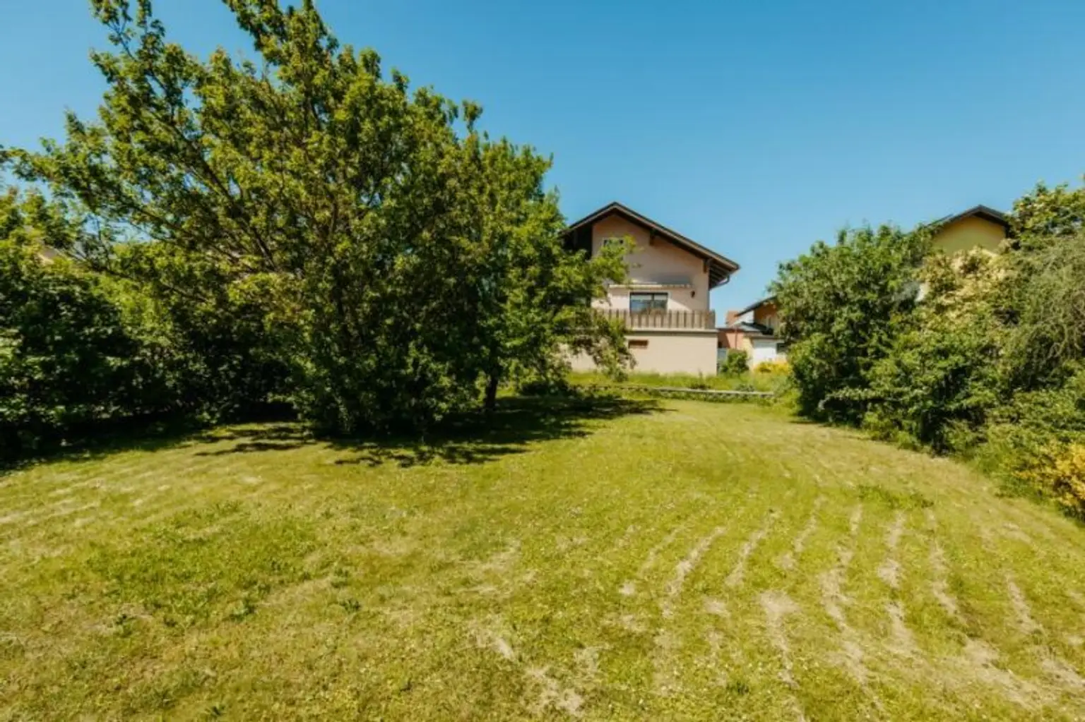 Elegantes, gepflegtes Einfamilienhaus mit Garage und uneinsehbarem Garten, Altbaumbestand