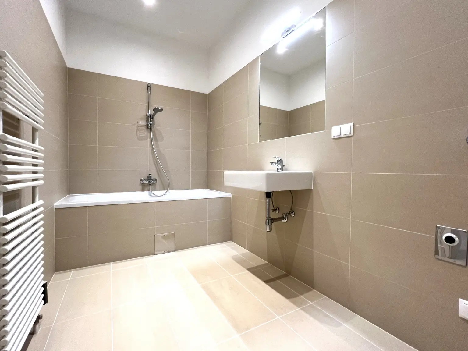 UNBEFRISTET: Ruhige, charmante Altbauwohnung im Herzen Wiens / Charming apartment in an old-style building in the heart of Vienna