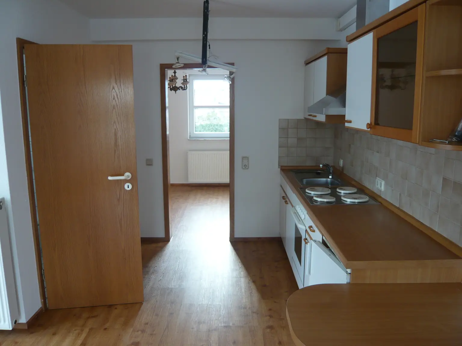 Blick von der Küche zum Bad + Schlafzimmer