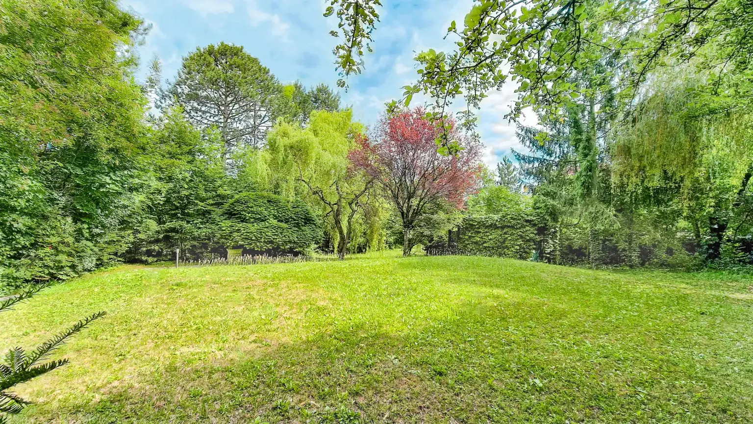 Grüne Oase in Prestige-Lage, Stilvilla mit ca. 1.600 m² Grund, Gästehaus, 2 Garagen und großem Pool