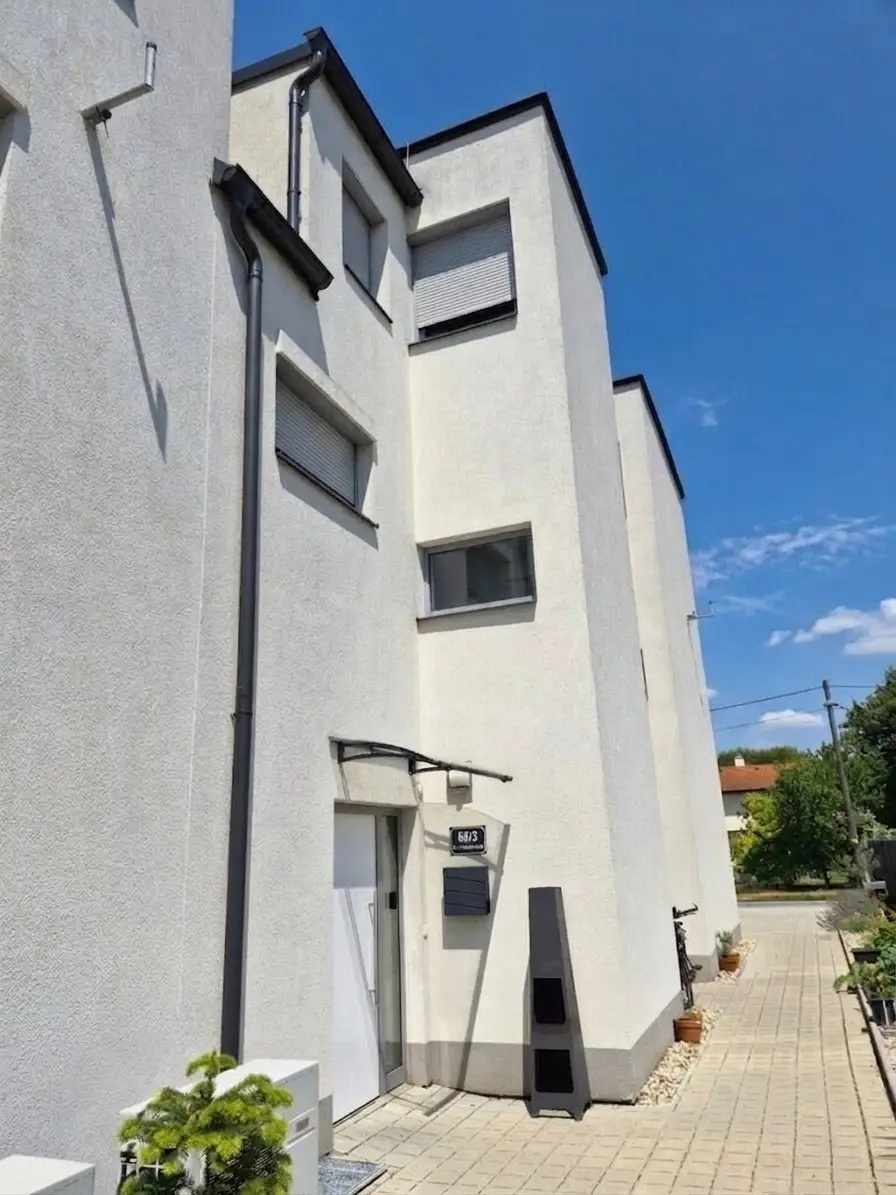 Reihenhaus mit Dachterrassen-Views – Dein Traumhaus wartet!