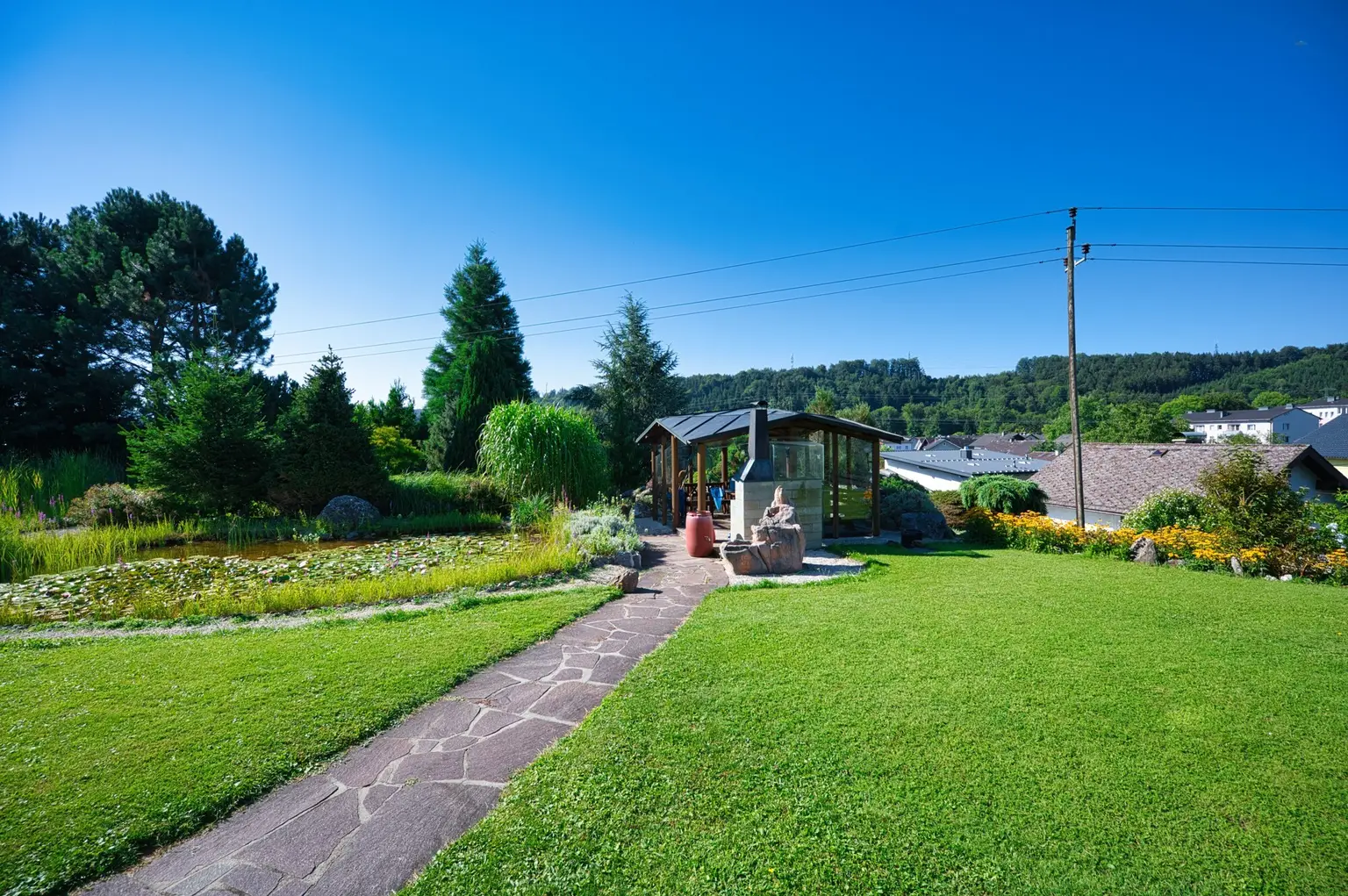 Exklusivität und Privatsphäre pur auf 2.610 m2 Grundfläche! Von der Terrasse in den Schwimmteich.