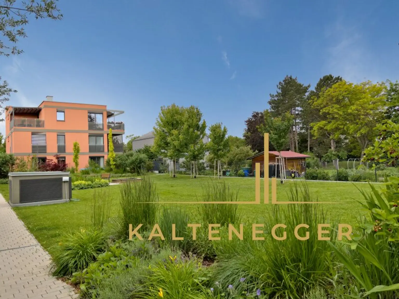 Wohnhausanlage mit gepflegter Rasenfläche