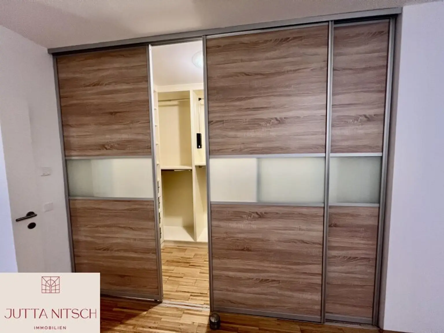 Barrierefreie Gartenwohnung mit zwei Terrassen und zwei Garagenplätzen - Gießhübl Zentrum