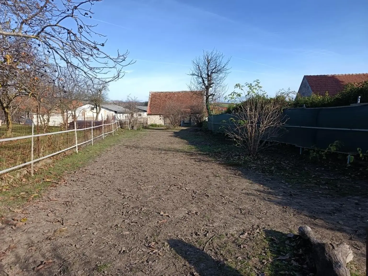 Vielseitiges Wohnhaus mit großzügigem Hof und Nebengebäuden