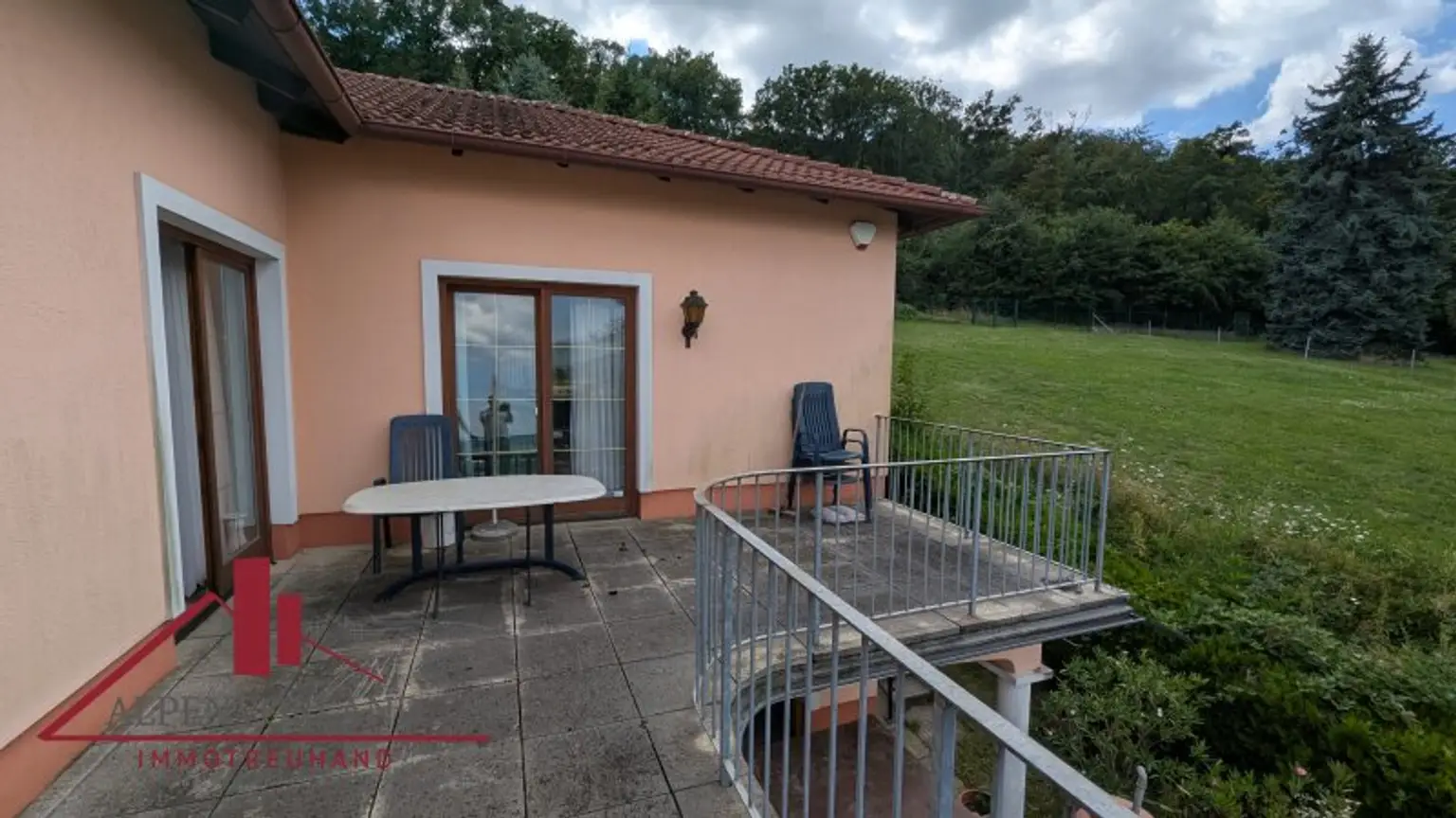Traumhaftes Einfamilienhaus mit Fernblick in Hainburg an der Donau: ca. 180m² Wohnfläche mit Garten, 2 Terrassen, Pool und Garage!!!
