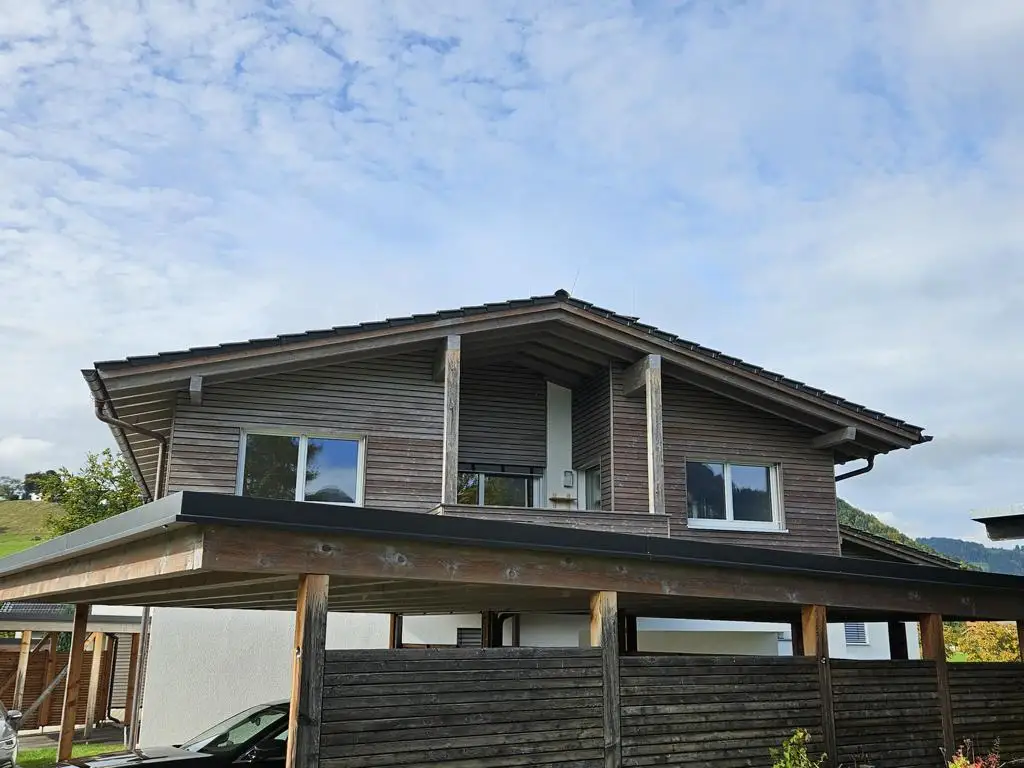 Exklusive 3-Zi.-DG-Wohnung mit Gebirgsblick in ruhiger Lage