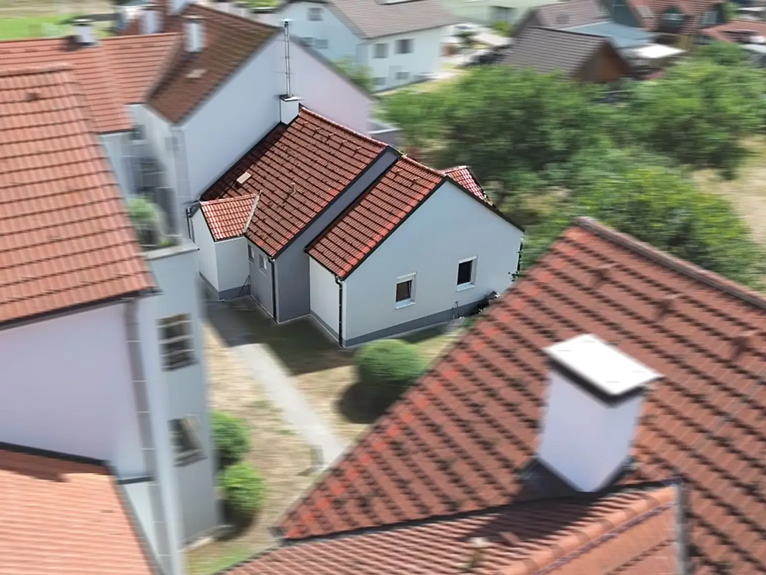 Blicke auf das Reihenhaus - Drohnenaufnahme