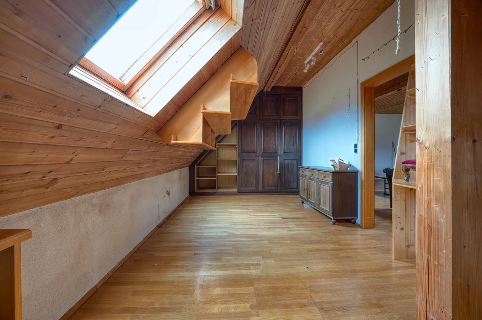 Sie brauchen viel Platz? Wir haben die Lösung. Sanierungsbedürftiges Architektenhaus in bester Lage.