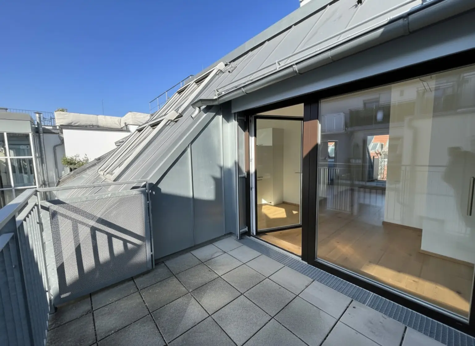 UNBEFRISTET: Attraktive, klimatisierte Dachgeschoss-Wohnung mit Balkonen und Dachterrasse und einmaligem Blick über Dächer Wiens