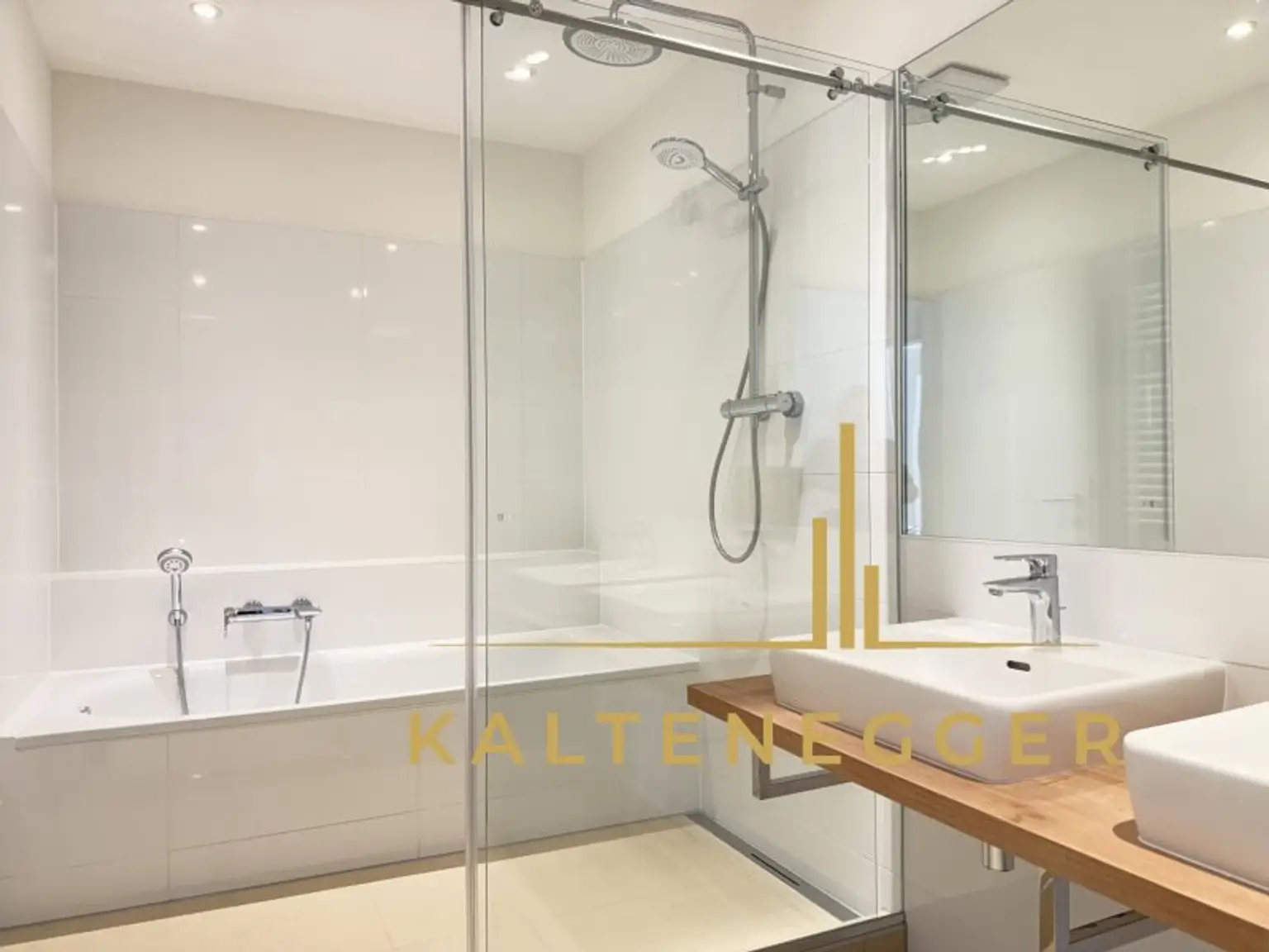 Erstbezug nach Sanierung: Tolle 4-Zimmer Wohnung mit großem Balkon, TG-Platz anmietbar