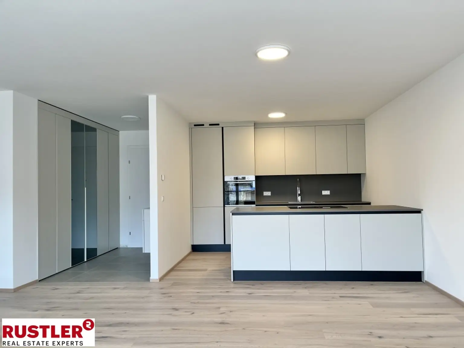 Helle Top ausgestattete Wohnung mit großem Balkon!