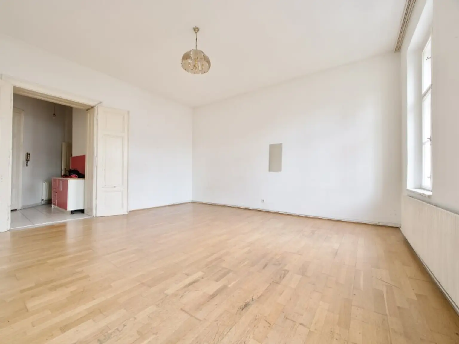 Renovierungsbedürftige Garçonnière in klassischem Gründerzeithaus in U-Bahn-Nähe