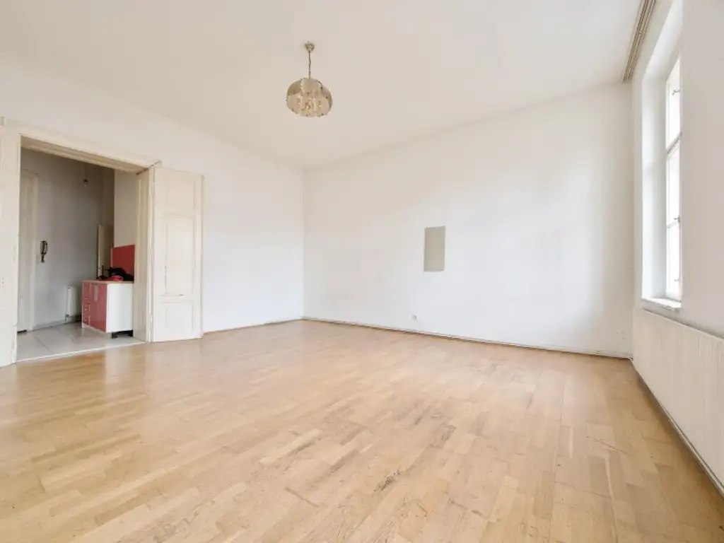 Renovierungsbedürftige Garçonnière in klassischem Gründerzeithaus in U-Bahn-Nähe