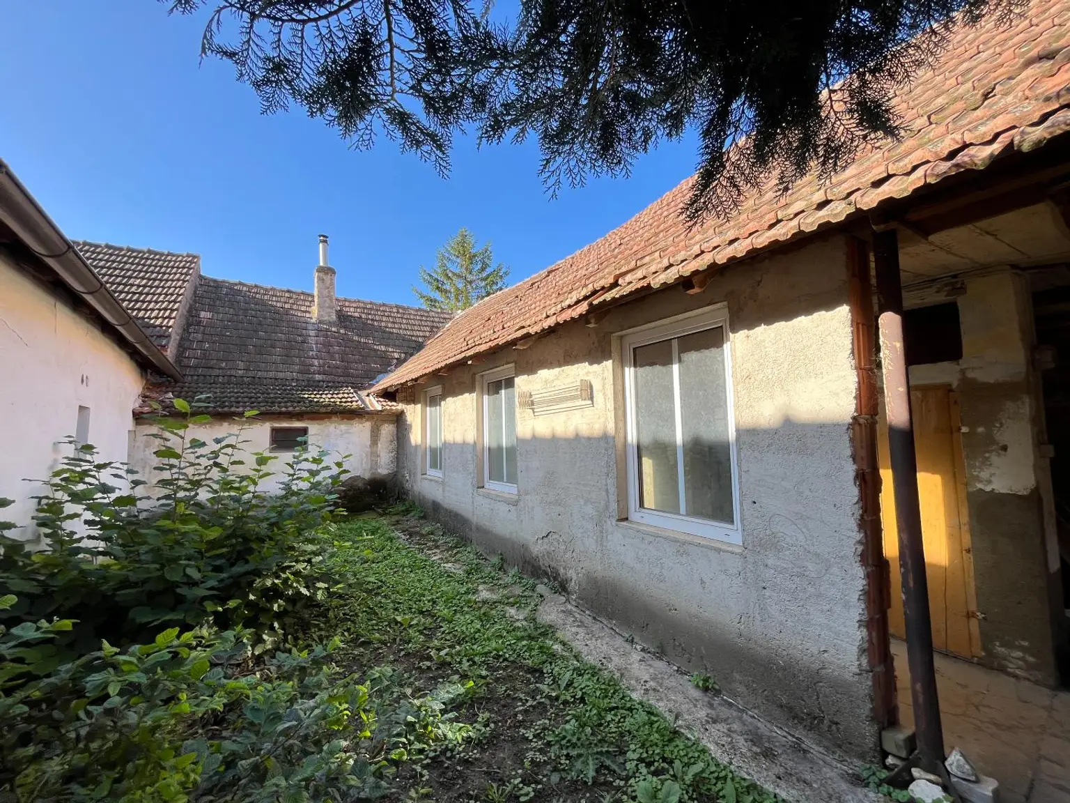 Renovierungsbedürftiges Haus mit Garten