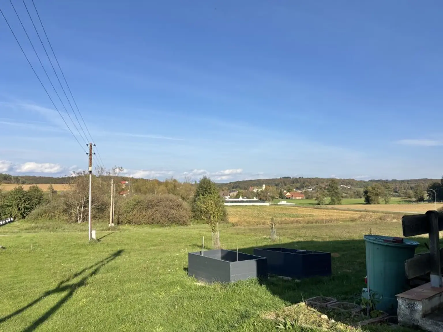 ** FAMILYS BEST **   Reinersdorf !! Bungalow mit ca. 122 m2 Wfl. in ruhiger, idyllischer Ortsrandlage mit ca. 1.200 m2 Eigengrund !!