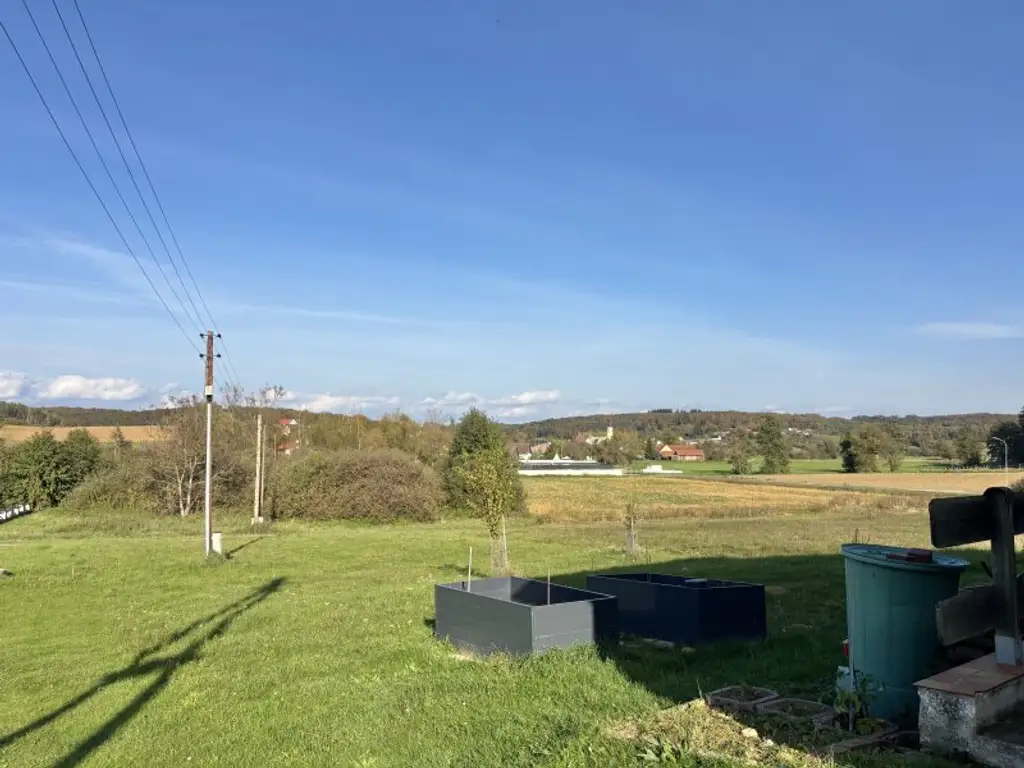 ** FAMILYS BEST **   Reinersdorf !! Bungalow mit ca. 122 m2 Wfl. in ruhiger, idyllischer Ortsrandlage mit ca. 1.200 m2 Eigengrund !!