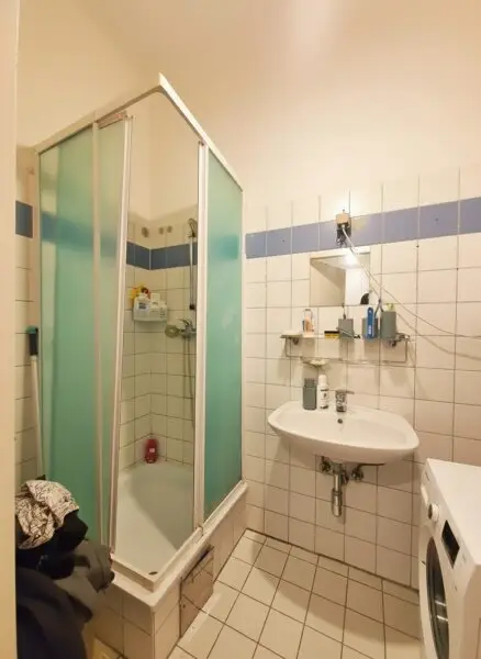 Bad mit Dusche und WM-Anschluss