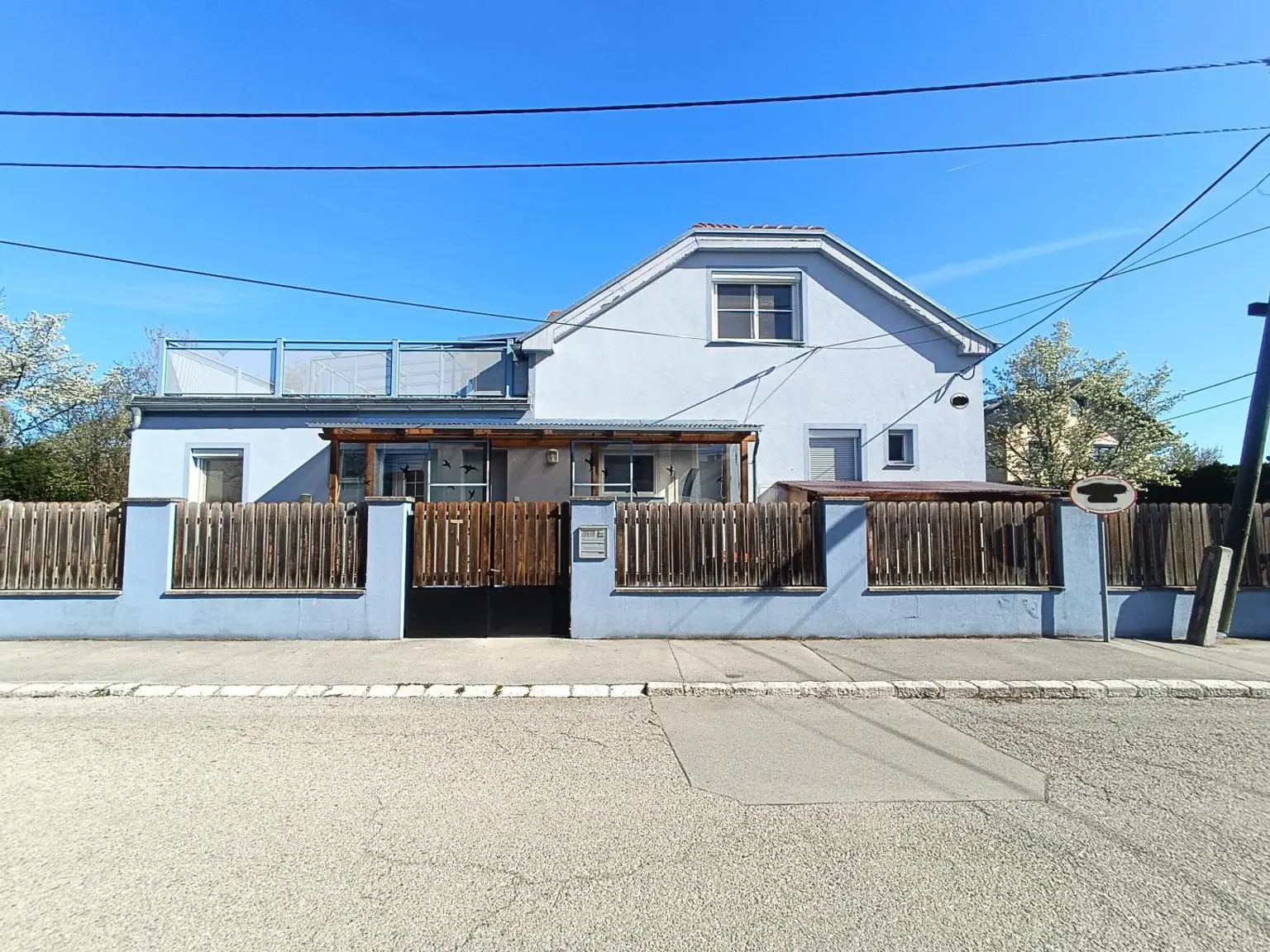 Haus Front Adresse schwarz