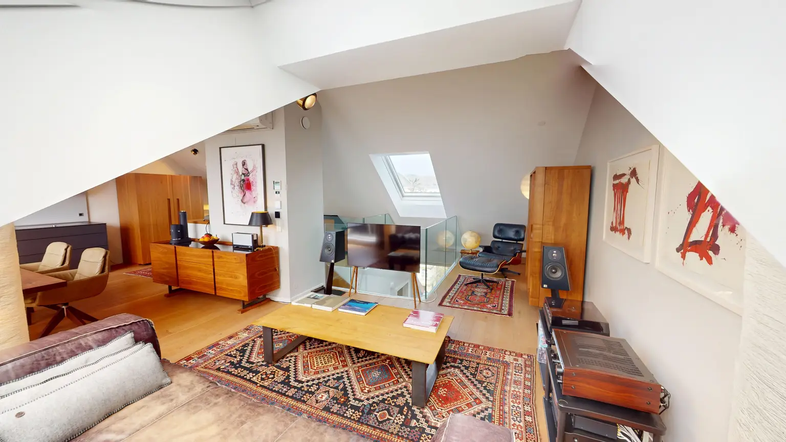 Cottageviertel I Traumhafte Dachwohnung im Jugendstil-Palais I Garagenplatz