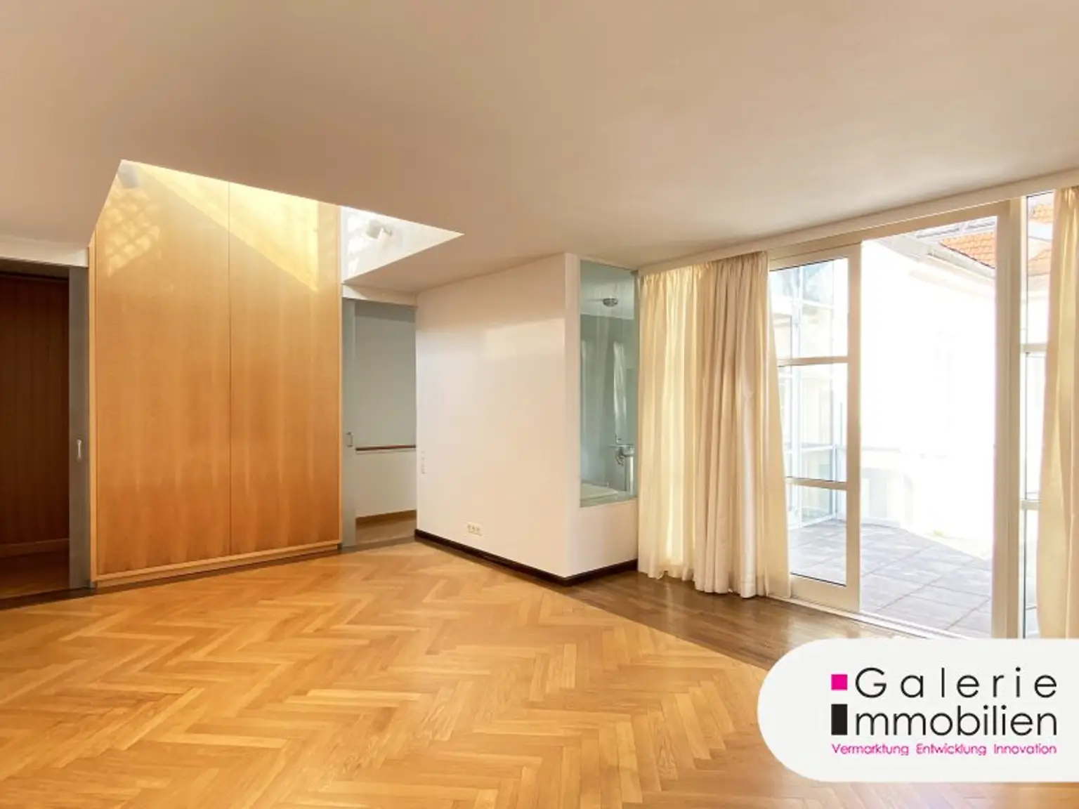 En-suite Schlafzimmer 2.OG unmöbliert - Zugang zur Terrasse