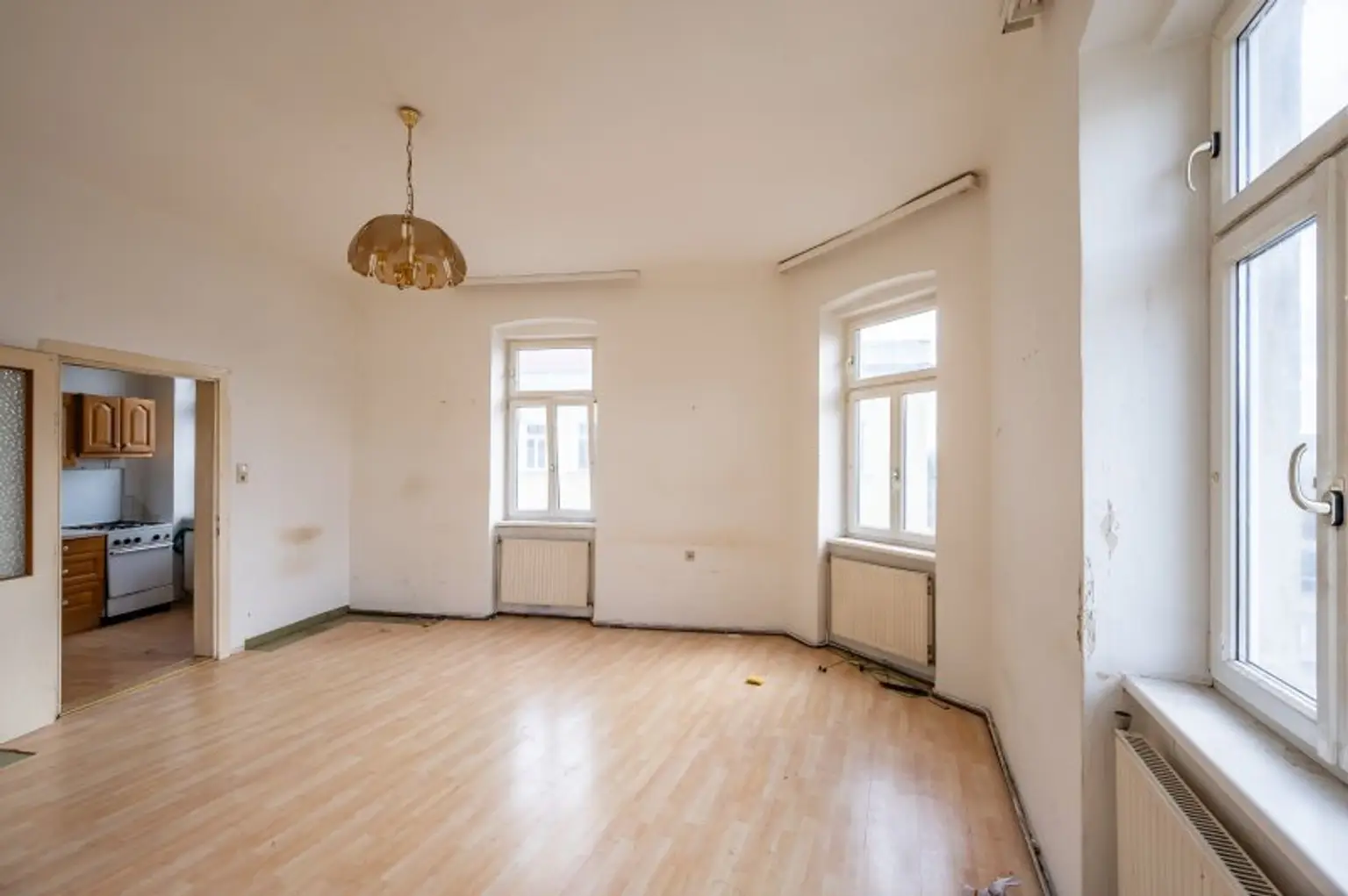 ++NEU++ sanierungsbedürftige 2,5-Zimmer Altbauwohnung