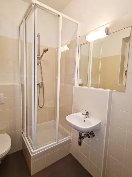 TERRASSENHIT, U1-NÄHE, 84 m2 Dachgeschoß mit 30 m2 Terrasse, 2 Zimmer, Wohnküche, 2 Bäder, Parketten, Viktorgasse