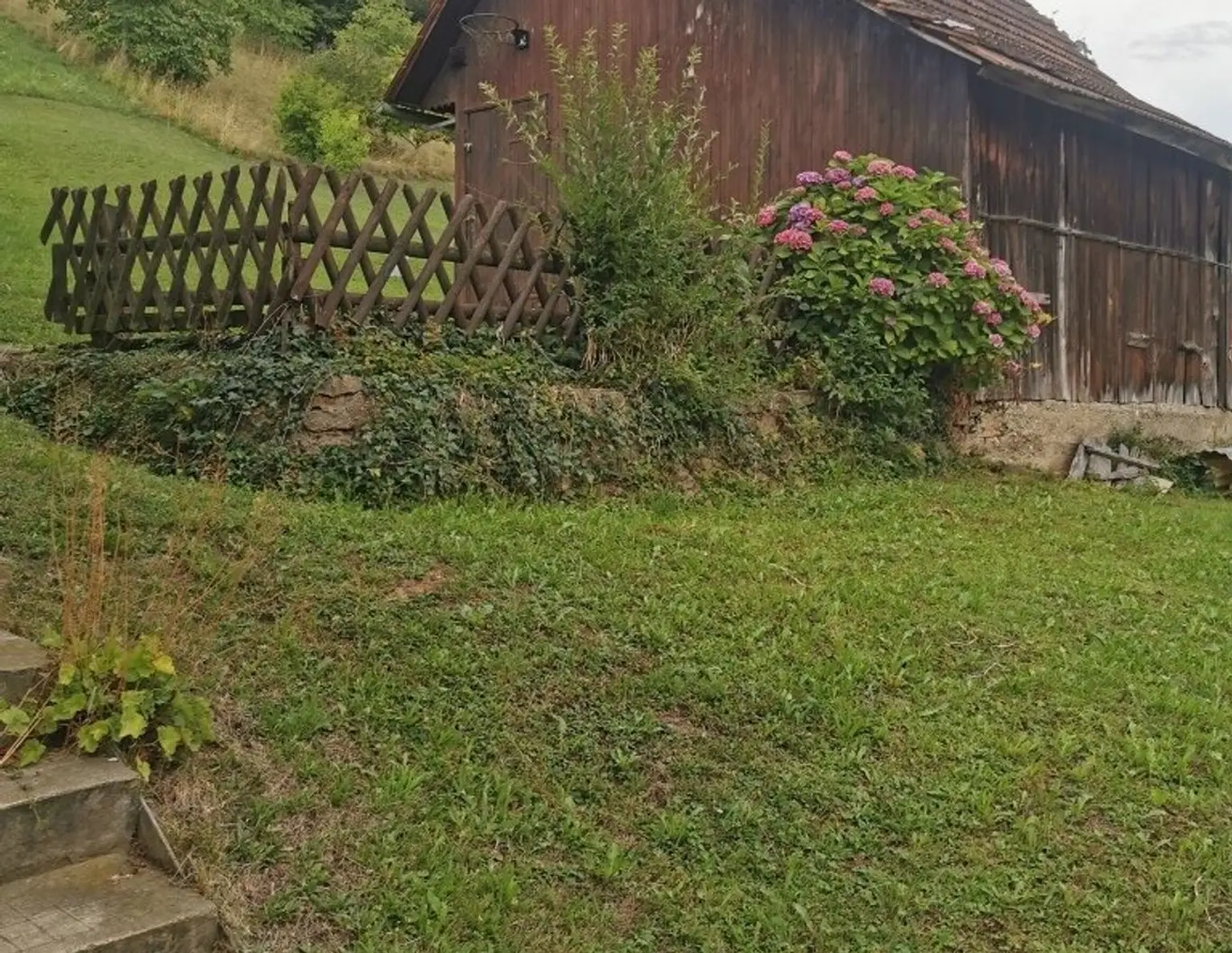 Idyllisches Grundstück mit Altbestand in ruhiger Sackgassenlage in begehrter Lage am Gedersberg