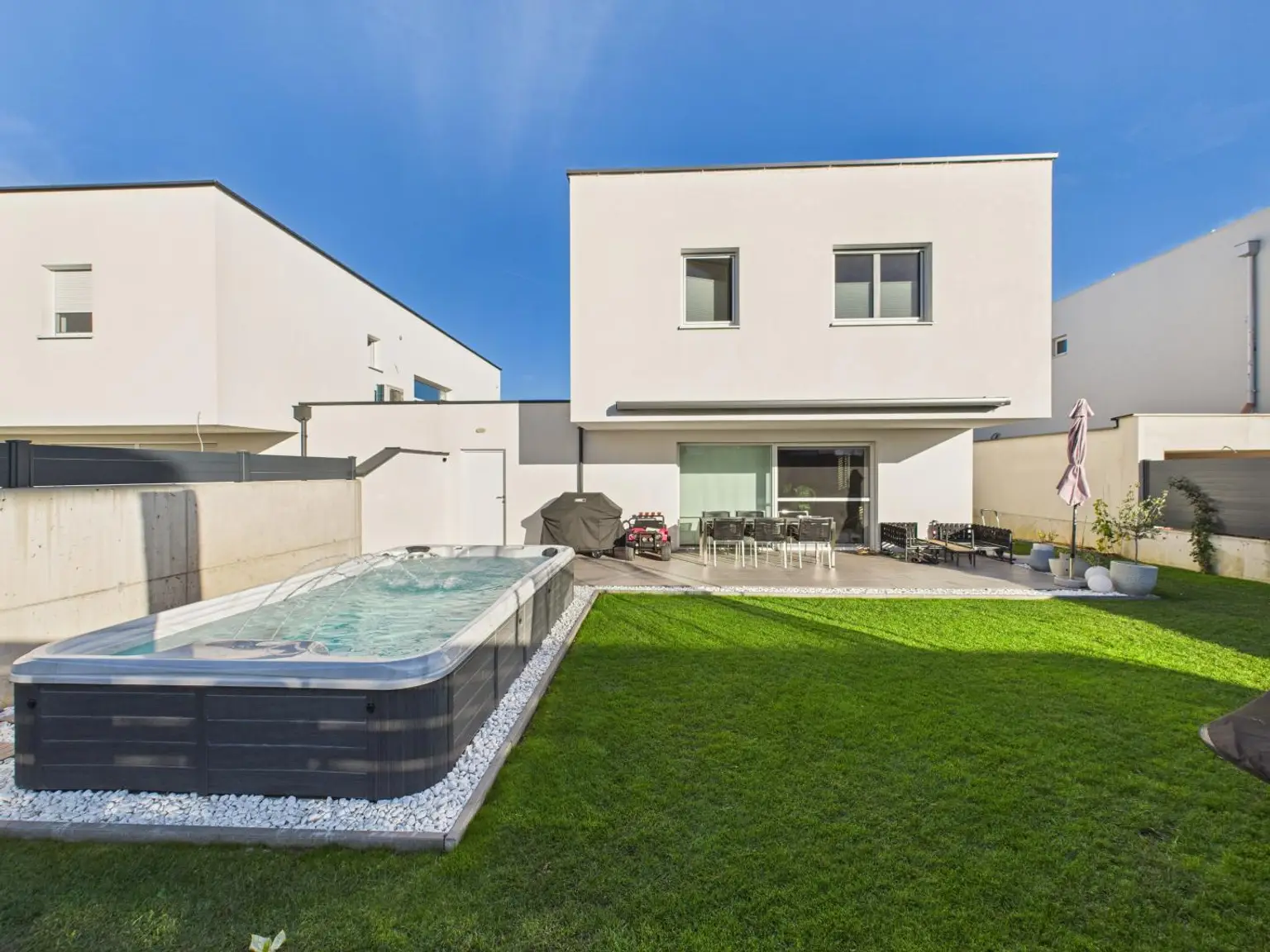 Exklusives Neubauhaus in Marchtrenk – stilvolles Wohnen mit modernster Technik & traumhaftem Garten samt Wellnessbereich