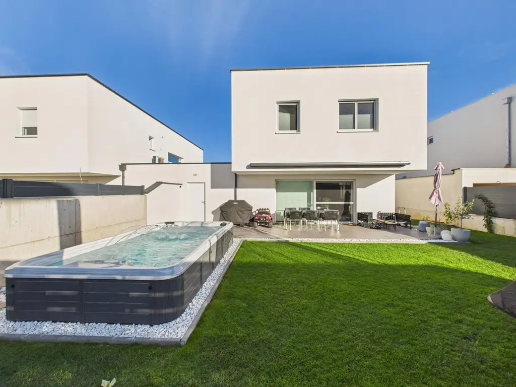 Exklusives Neubauhaus in Marchtrenk – stilvolles Wohnen mit modernster Technik & traumhaftem Garten samt Wellnessbereich