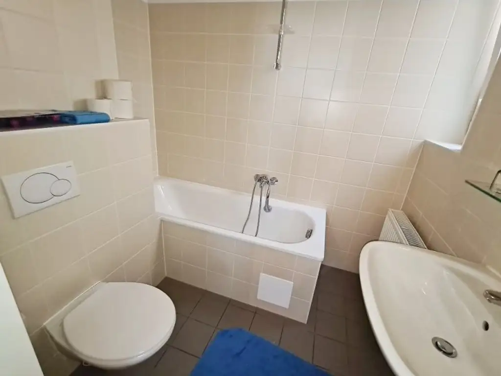 TERRASSENHIT, U1-NÄHE, 84 m2 Dachgeschoß mit 30 m2 Terrasse, 2 Zimmer, Wohnküche, 2 Bäder, Parketten, Viktorgasse