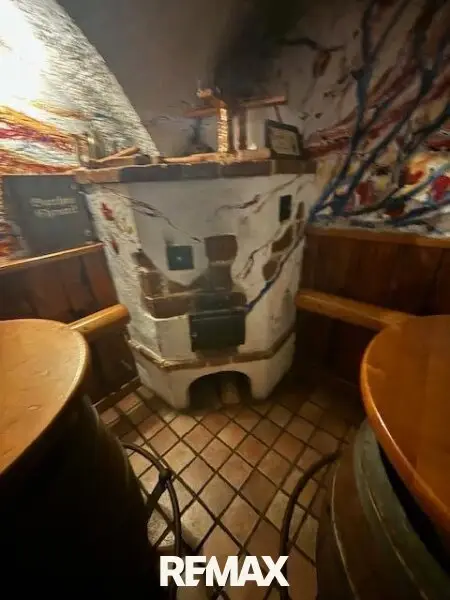 Kachelofen in der Kellerbar