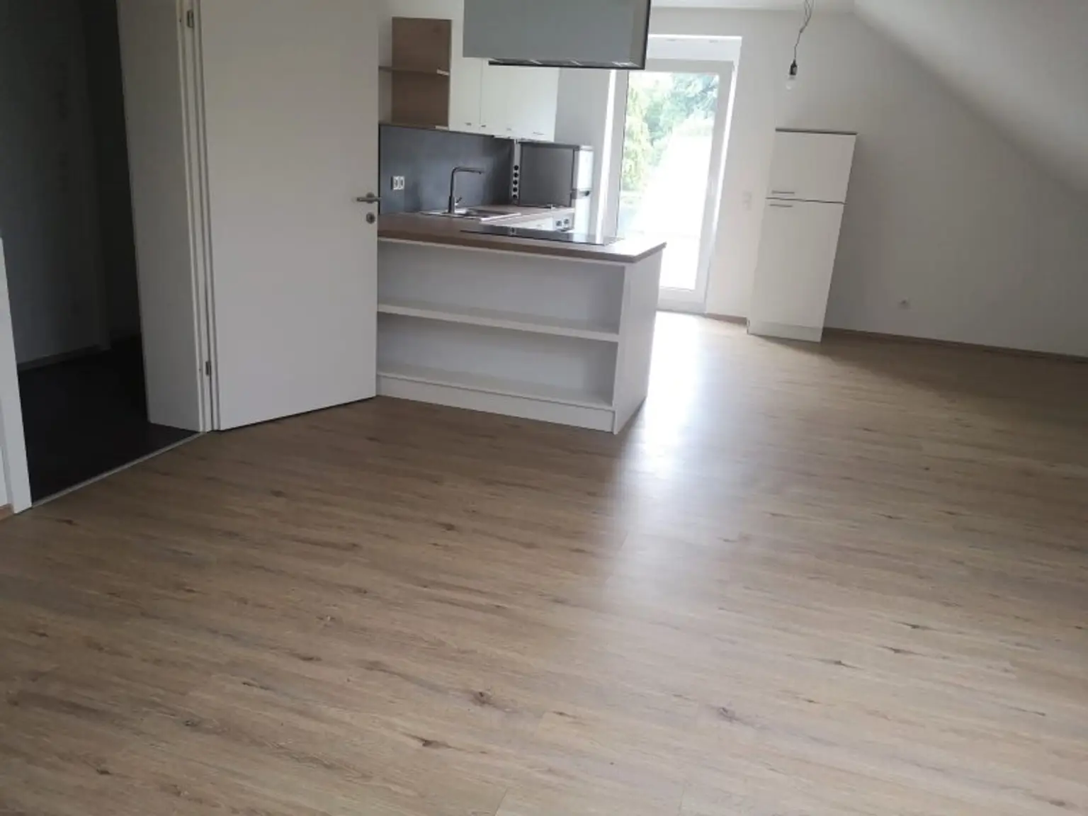 GROßZÜGIGE DACHGESCHOSSWOHNUNG MIT BALKON ZUR VERMIETUNG AB 01.10.2025!