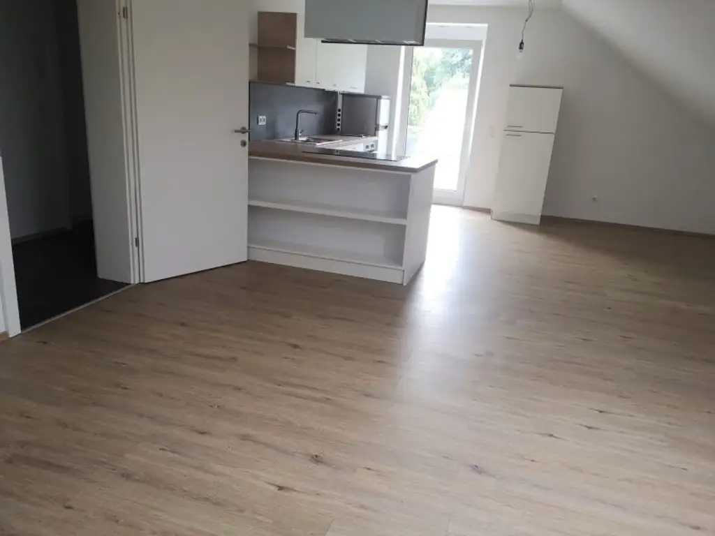 GROßZÜGIGE DACHGESCHOSSWOHNUNG MIT BALKON ZUR VERMIETUNG AB 01.10.2025!